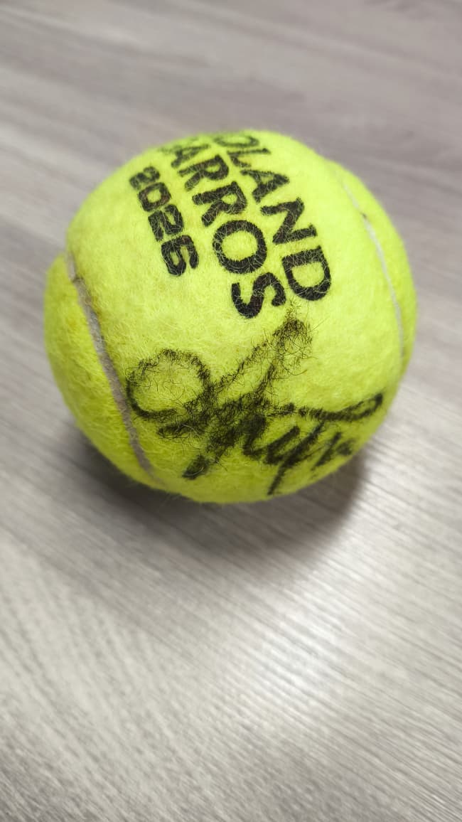 Bola de tênis Rolland Garros autografada por Laura Pigossi