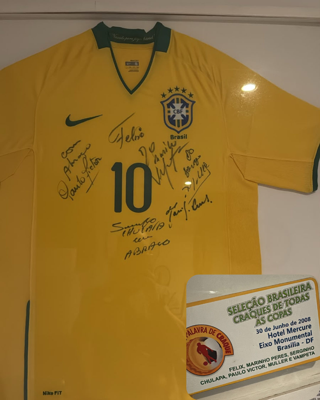 Camisa da Seleção Brasileira número 10 autografada por craques