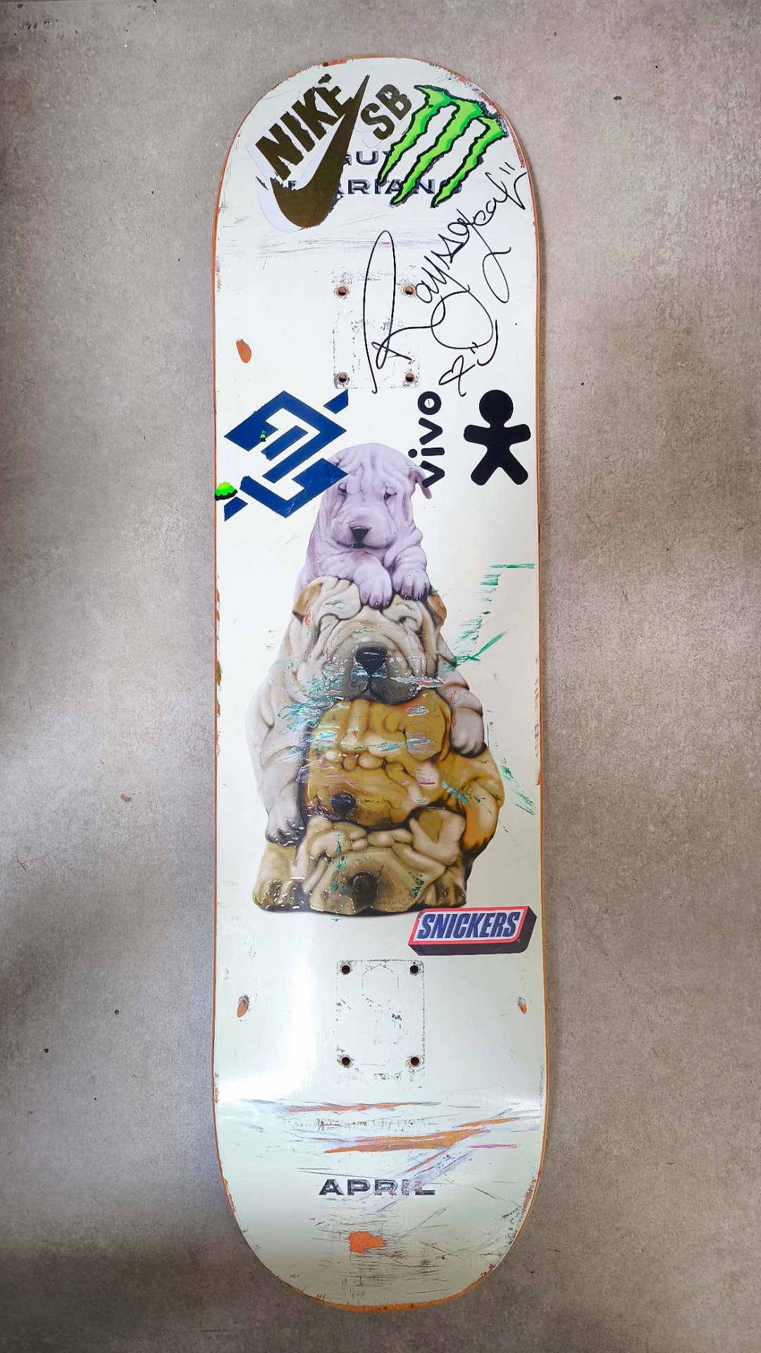 Shape de skate utilizado e autografado por Rayssa Leal - detalhe