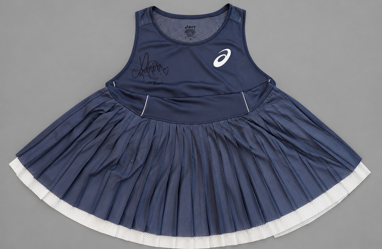 Vestido de tênis ASICS azul autografado por Laura Pigossi